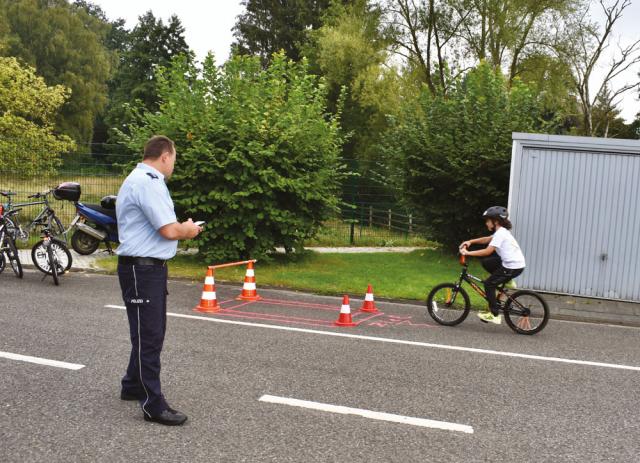 Der Verkehrssicherheitsberater der Polizei, ­Andreas Schlüter, stoppt die Zeit. (© Foto: Stadtmagazin)
