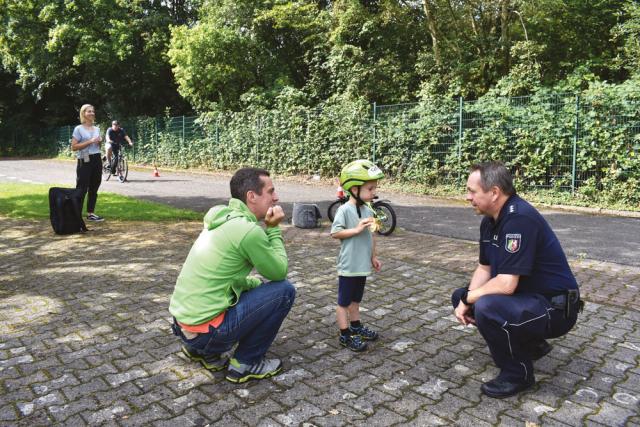 Hauptkommissar Jens Graczyk passt auf und gibt kleine Tipps. (© Foto: Stadtmagazin)