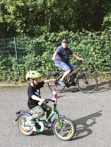 Rainer Strehl, zweiter Vorsitzender der Verkehrswacht, trainiert die Jüngeren in einem gesonderten Bereich. (© Foto: Stadtmagazin)