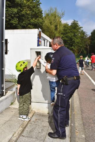 Louis und Hugo dürfen die Ampelanlage einschalten. (© Foto: Stadtmagazin)